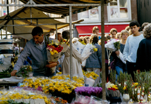 834783 Afbeelding van de bloemenmarkt op de Bakkerbrug te Utrecht.